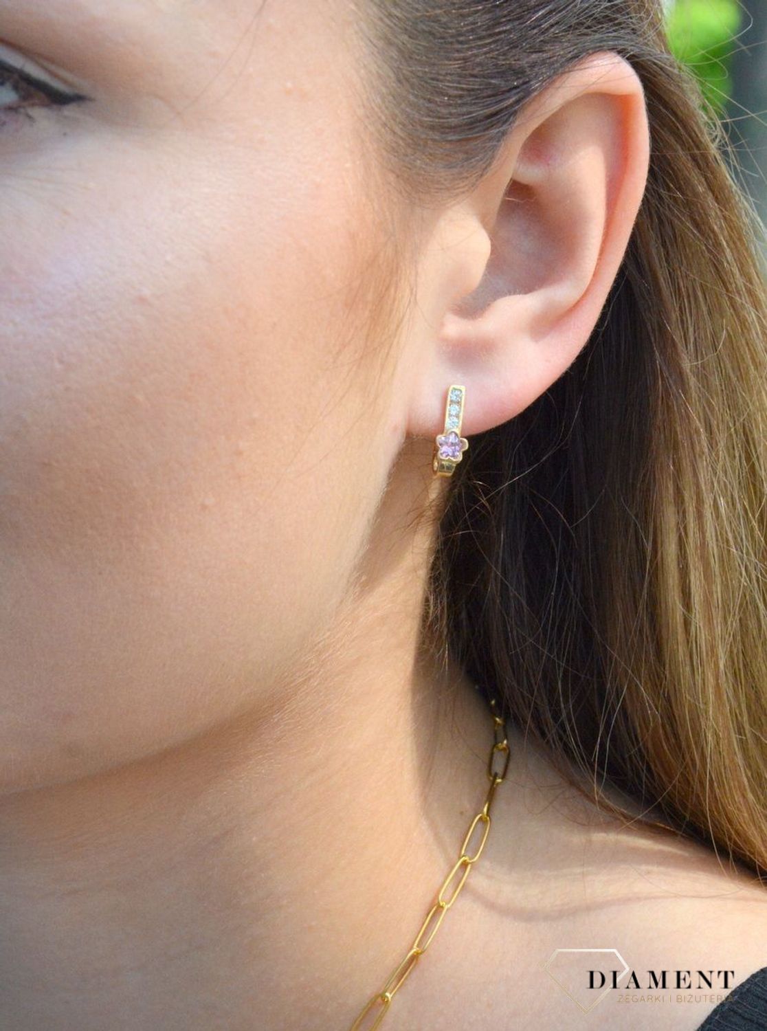 Złote kolczyki 333 z cyrkoniami i kwiatkiem KL 565A 333. Śliczne kolczyki z kolekcji dziecięcej w kształcie trzech cyrkonii i kwiatka w odcieniu różowym. Urocza biżuteria dla dzieci, świetnie pasująca na pr.jpg